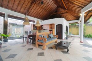 塞米亚克Singgah Villas Seminyak的带沙发和桌子的客厅