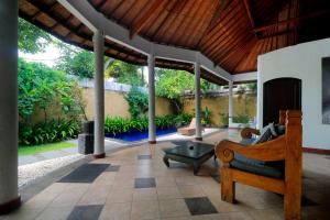 Singgah Villas Seminyak的休息区