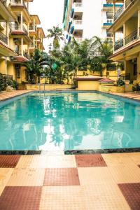 una piscina al centro di un edificio di Utopia Holiday Candolim a Candolim