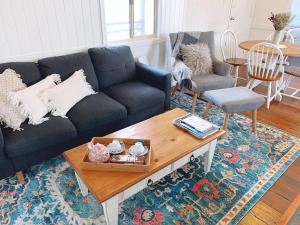 Briar Rose Cottages في ستانثورب: غرفة معيشة مع أريكة وطاولة قهوة