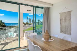 Balkón nebo terasa v ubytování Grand Palais Boolarong Beachside Apartments