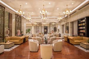 Posezení v ubytování Royal Garden Hotel Shanghai-Free Shuttle to and From Disney & PVG & close Metro Line2 easy to SHA New Expo