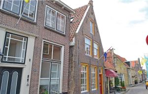 una fila di case in mattoni su una strada di Voc Huys a Enkhuizen