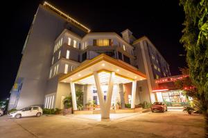 - un bâtiment avec un kiosque devant lui la nuit dans l'établissement Hotel Siddhartha, Nepalgunj, à Nepalganj