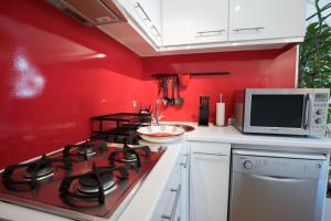 Cuisine ou kitchenette dans l'établissement Hibiscus Apartment
