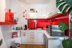 Virtuvė arba virtuvėlė apgyvendinimo įstaigoje Hibiscus Apartment