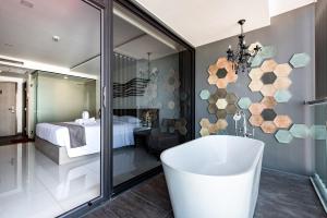 Blackwoods Hotel Pattaya - SHA Extra Plus tesisinde bir banyo