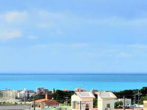 北谷町にあるVilla Blu Okinawa Chatan 2-1 ヴィラブルー沖縄北谷2-1 "沖縄アリーナ徒歩圏内の民泊ホテル"の海と市街の景色を望めます。