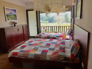 1 Schlafzimmer mit 2 Betten und einem Fenster in der Unterkunft Ta Van Family Homestay in Sa Pa