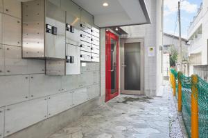 東京にあるHOTEL AIS HATAGAYAの建物側の赤い扉 +35枚の写真