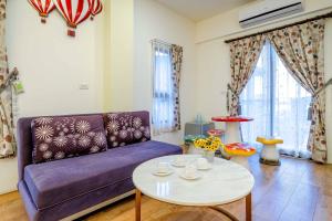 羅東鎮的住宿－歐若菈城堡，客厅配有紫色沙发和桌子