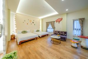 - un salon avec deux lits et un canapé dans l'établissement Aurora Castle, à Luodong