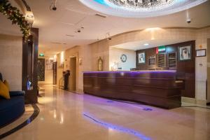 een lobby van een hotel met een bar bij Suha JBR Hotel Apartments in Dubai