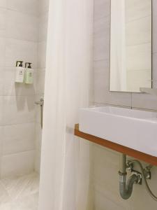 Un baño de PlainStay Hostel