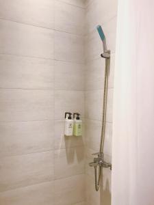 Un baño de PlainStay Hostel