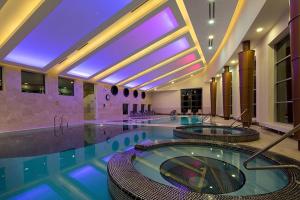 Bazén v ubytování Hotel Vesna nebo v jeho okolí