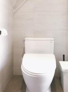 Un baño de PlainStay Hostel