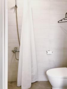Un baño de PlainStay Hostel