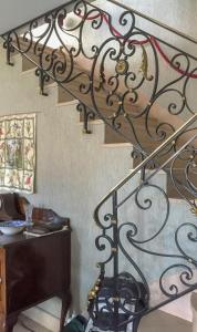 - un escalier en métal en colimaçon dans une pièce avec une table dans l'établissement Gite Domaine de Trevety, à Châtillon-sur-Cher