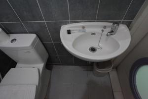 Koupelna v ubytování LeGreen Suite Tebet
