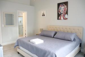 Giường trong phòng chung tại Grand Executive 3BR Apartment near Disney Parks +33 ảnh