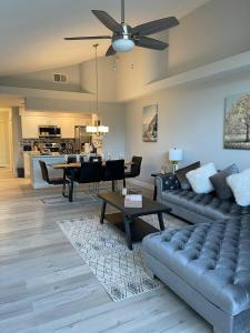 Khu vực ghế ngồi tại Grand Executive 3BR Apartment near Disney Parks