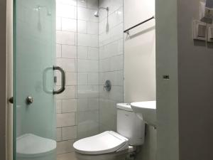 een badkamer met een toilet en een wastafel bij LeGreen Suite Semanggi in Jakarta