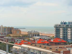 Blick auf eine Stadt mit Strand und Gebäuden in der Unterkunft Fletcher Hotel-Restaurant Scheveningen in Scheveningen