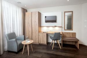TV a/nebo společenská místnost v ubytování Hotel-Gasthaus Engel Luttingen