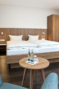 Postel nebo postele na pokoji v ubytování Hotel-Gasthaus Engel Luttingen
