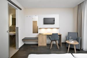 Postel nebo postele na pokoji v ubytování Hotel-Gasthaus Engel Luttingen