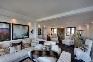 Posezení v ubytování Casa Latino - Oceanfront - Luxury & Charming villa- Jacuzzi at Rooftop by DreamvillasAlbufeira