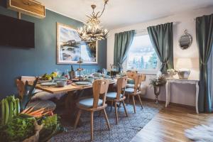 Un comedor con mesa y sillas en Luxus Ferienhaus für Familie und Hund, en Bad Aussee