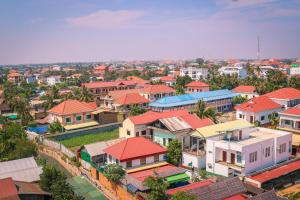 una vista aérea de una ciudad con casas en Cheathata CTA Hotel Siem Reap, en Siem Reap