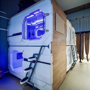 ein Krankenhauszimmer mit einem medizinischen Untersuchungsraum mit Maschinen in der Unterkunft area24|7 Europaplatz in Karlsruhe
