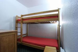 a couple of bunk beds in a room at Vacancéole - Résidence Le Sappey - Les 2 Alpes in Les Deux Alpes