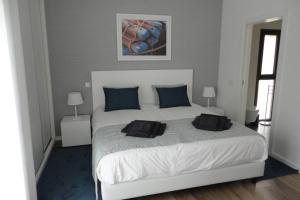 Säng eller sängar i ett rum på Villa das Hortas: new & modern villa @ Silvercoast - Portugal
