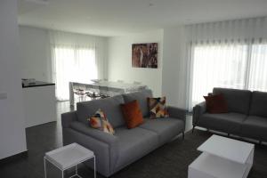En sittgrupp på Villa das Hortas: new & modern villa @ Silvercoast - Portugal