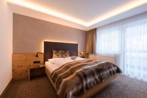 A bed or beds in a room at Hotel Garni Mirabell