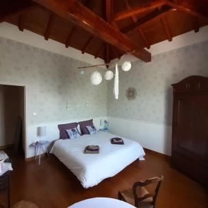 Un pat sau paturi într-o cameră la La Cascadeta