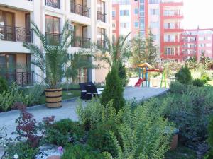 エレニテにあるGT Villa Astoria Apartmentsの遊び場付きの建物の前の庭園