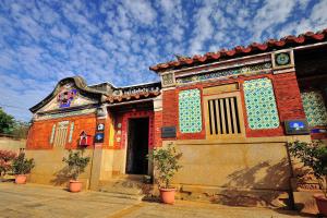 a building with colorful tiles on the side of it at Feng Mao Lin Zhi in Jincheng