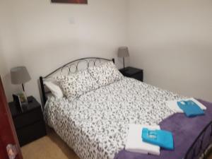 um quarto com uma cama com toalhas em TulStig DelMar em Vilanova i la Geltrú