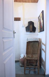 een kamer met een stoel en een deur bij Laoni Guest House in Moutoullas, Marathasa in Limassol