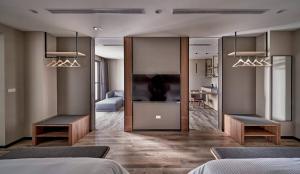una camera da letto con due letti e un soggiorno di Yen Hotspring a Ruisui