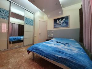 Una cama o camas en una habitación de Ezore Yam Apartmens - Elmali'akh St. 4