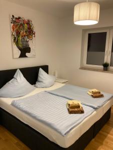 A bed or beds in a room at Appartements am Hafen