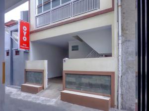 un edificio con due caminetti sul lato di Super OYO 90115 Near Pasar Baru a Giacarta