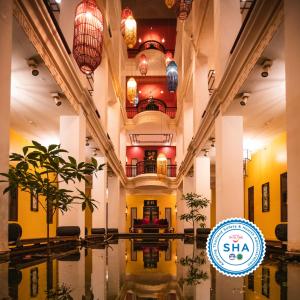 Blick auf die Lobby eines Hotels mit Pool in der Unterkunft Shanghai Mansion Bangkok in Bangkok