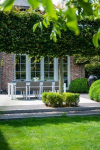 a group of benches sitting in front of a building at B&B La Cereza in Oudenaarde